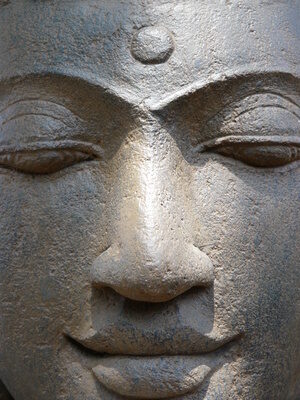 Lächelndes Buddha-Gesicht aus Stein