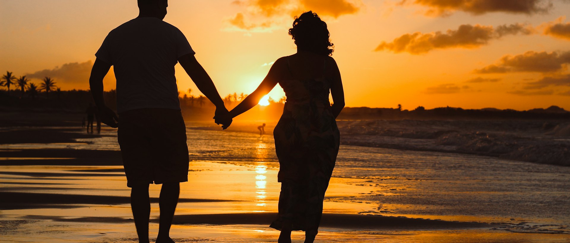 Paar Hand in Hand am Wasser